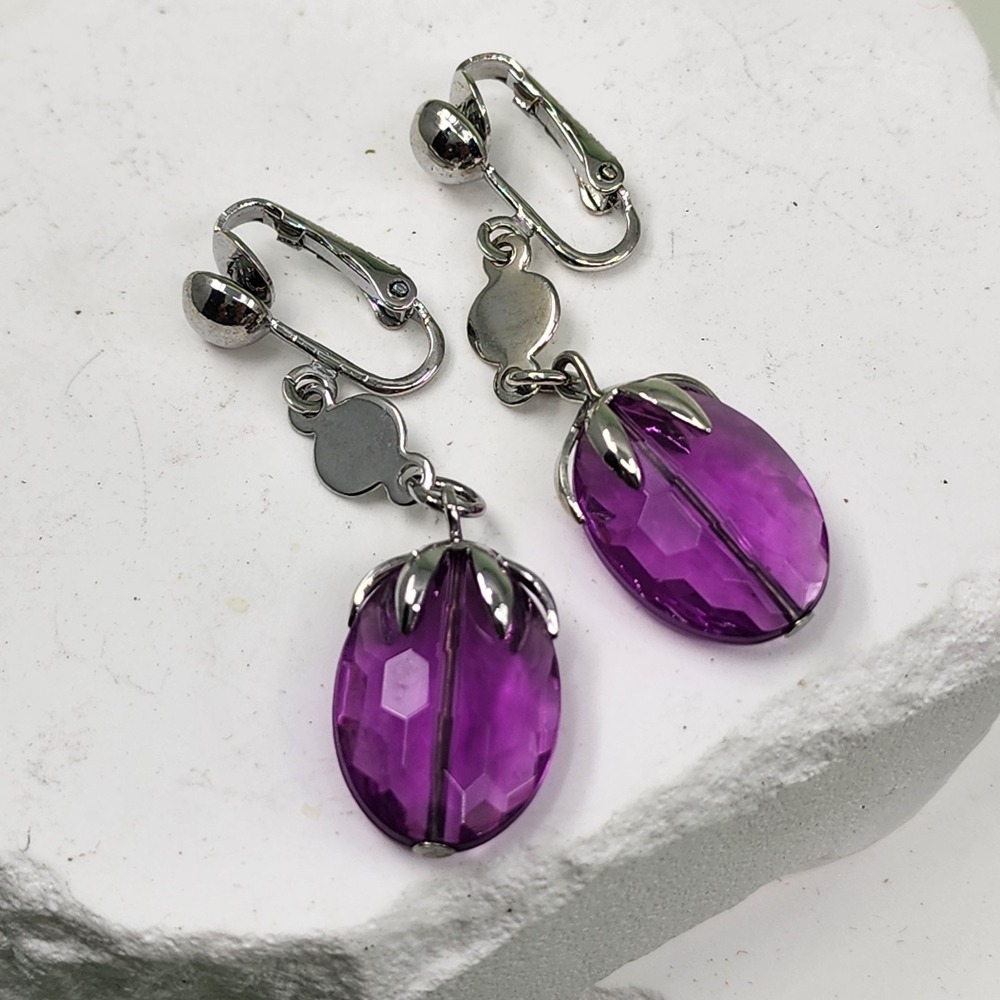 SARAH COV Purple Faceted Acrylic Oval Silver Tone Clip On Dangle Earring Vintage
